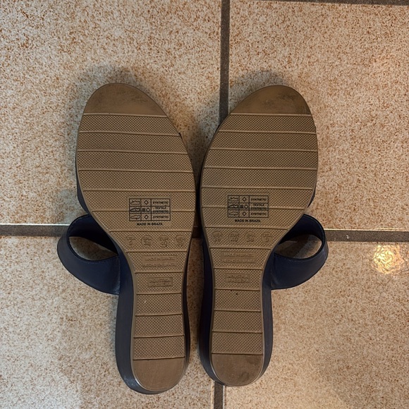 Black Minimalist Slip-On Sandals - Picture 3 of 4